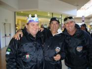 Salmi, aniversariante do dia recebendo cumprimentos.