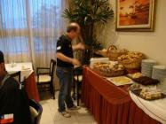 Nezio brigando com a torradeira no caf� da manh� !!